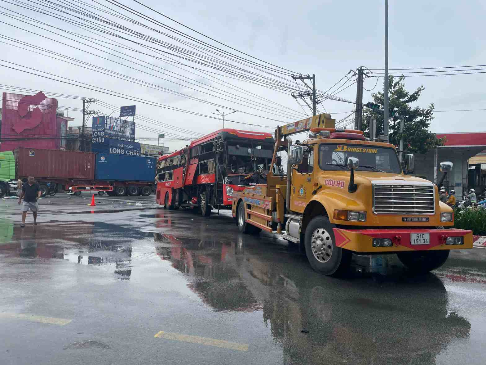 Xe khach duoc di doi khoi hien truong vu tai nan. Anh: Dinh Trong