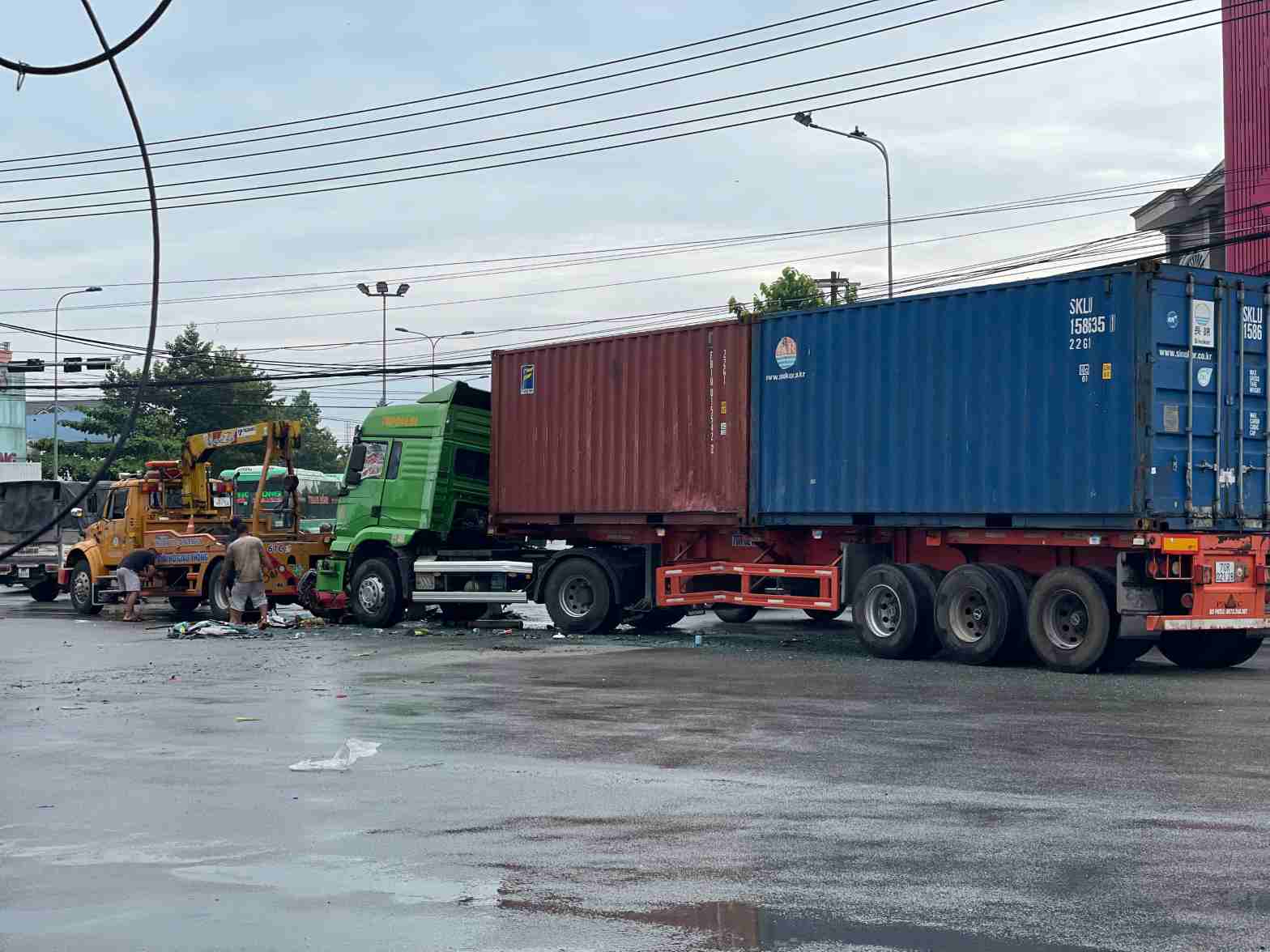 Luc luong chuc nang dang tiep tuc xu ly container. Anh: Dinh Trong