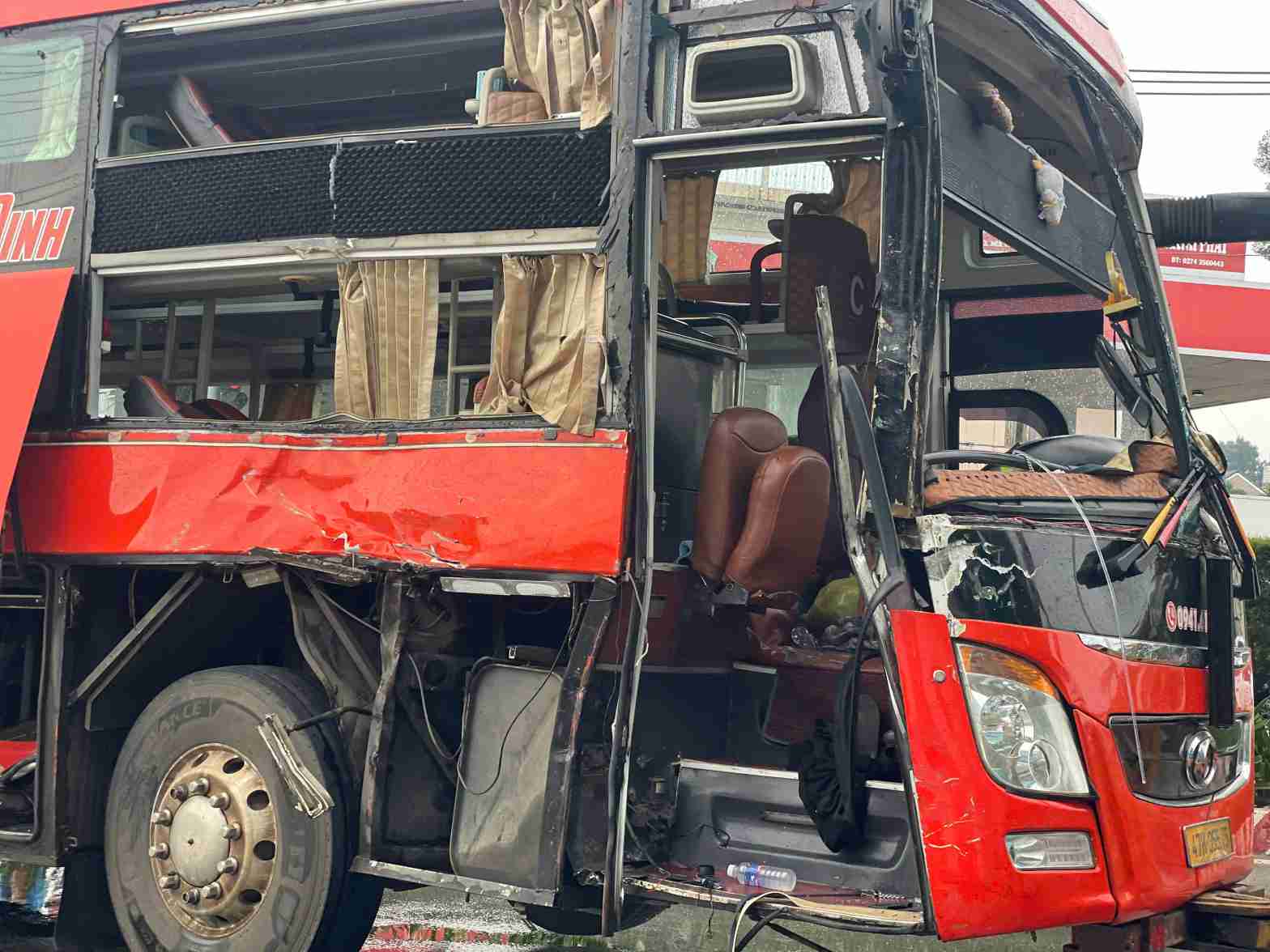 The accident with the container truck deformed the passenger bus. Photo: Dinh Trong