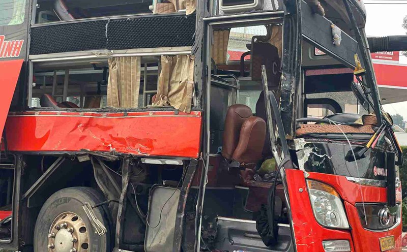 The accident with the container truck deformed the passenger bus. Photo: Dinh Trong