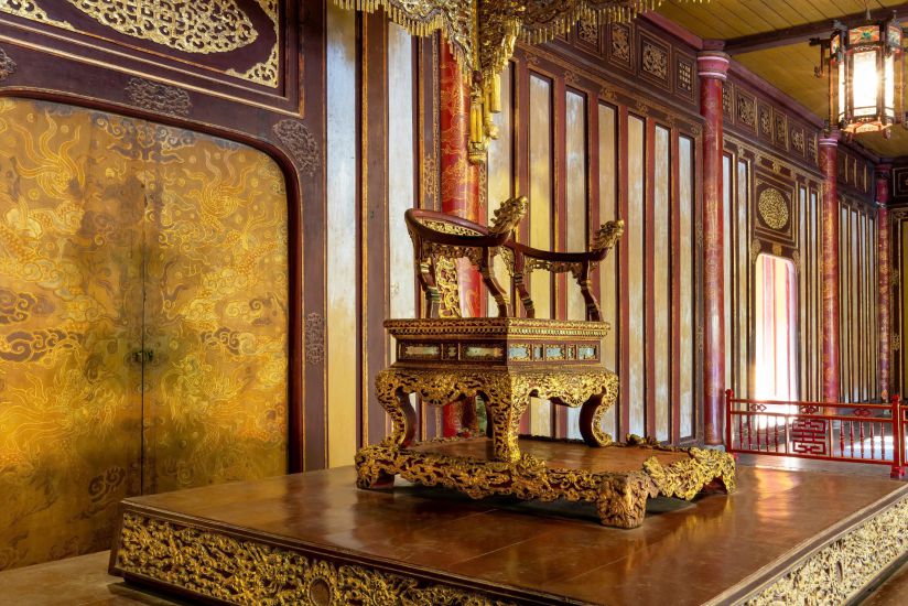 Close-up of the Nguyen Dynasty throne - a national treasure before being damaged. Photo: Nguyen Phong