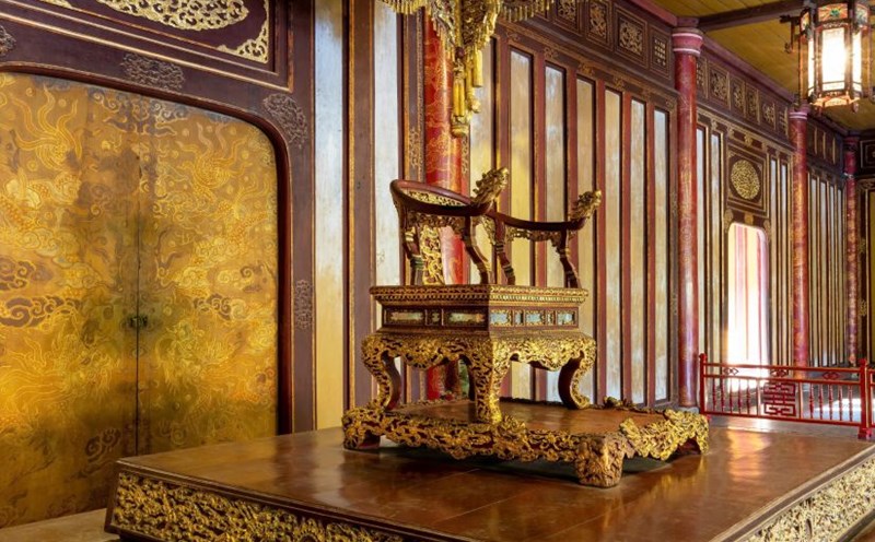 Close-up of the Nguyen Dynasty throne - a national treasure before being damaged. Photo: Nguyen Phong