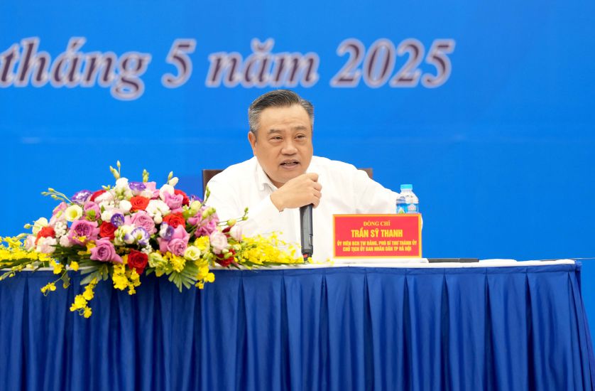 Mr. Tran Sy Thanh - Member of the Party Central Committee, Chairman of the Hanoi People's Committee answered questions from workers. Photo: Manh Quan