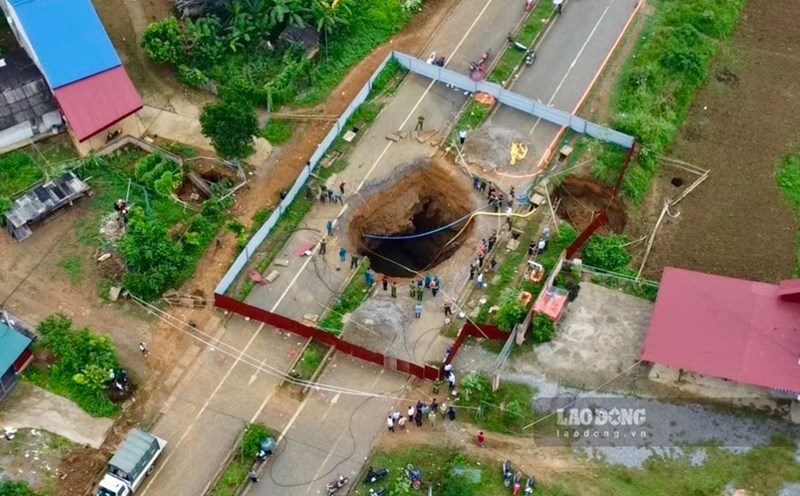 Temporarily stop draining water from the death hole due to the risk of landslides. Photo: Nguyen Hoan.