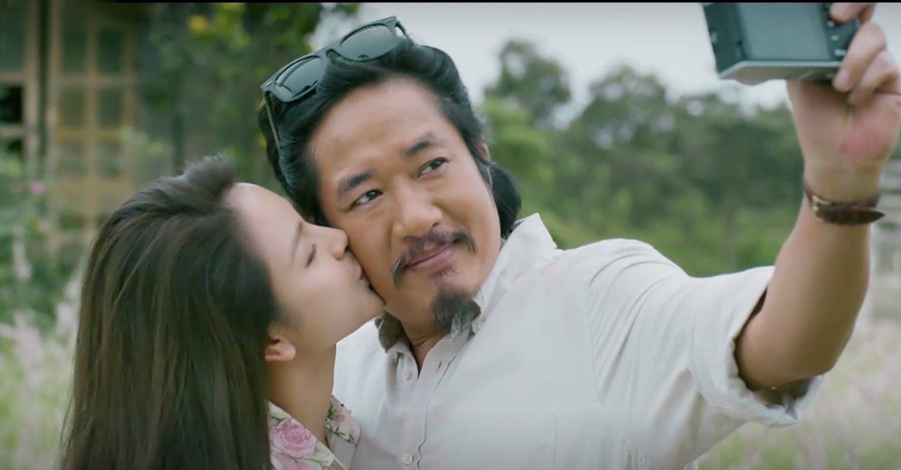 Meritorious Artist Bui Nhu Lai - Vice Principal of Hanoi University of Theatre and Cinema - and co-star Luong Thu Trang. Photo: VFC