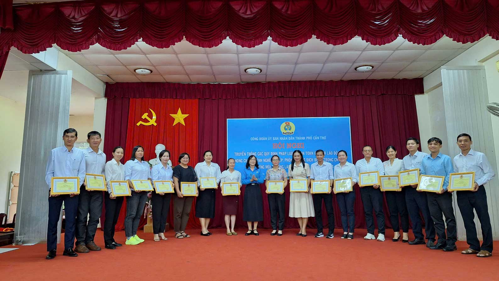 Khen thuong cac ca nhan co thanh tich xuat sac trong hoi thao CNVCLD. Anh: My Ly