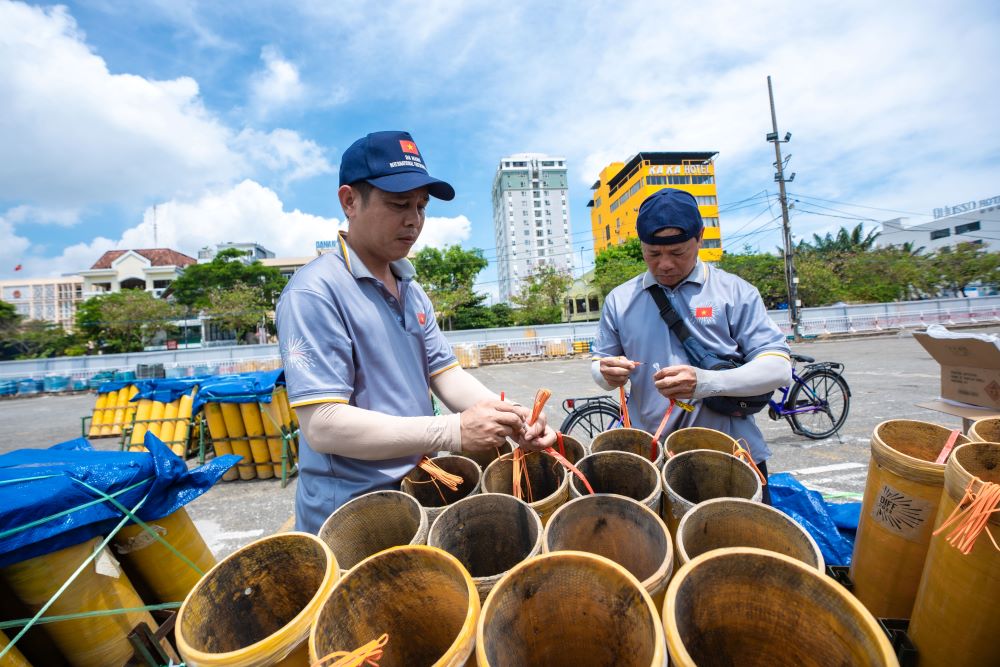 Emocionante los fuegos artificiales "Battle" Diff 2025 antes del tiempo de apertura. Foto: Diff