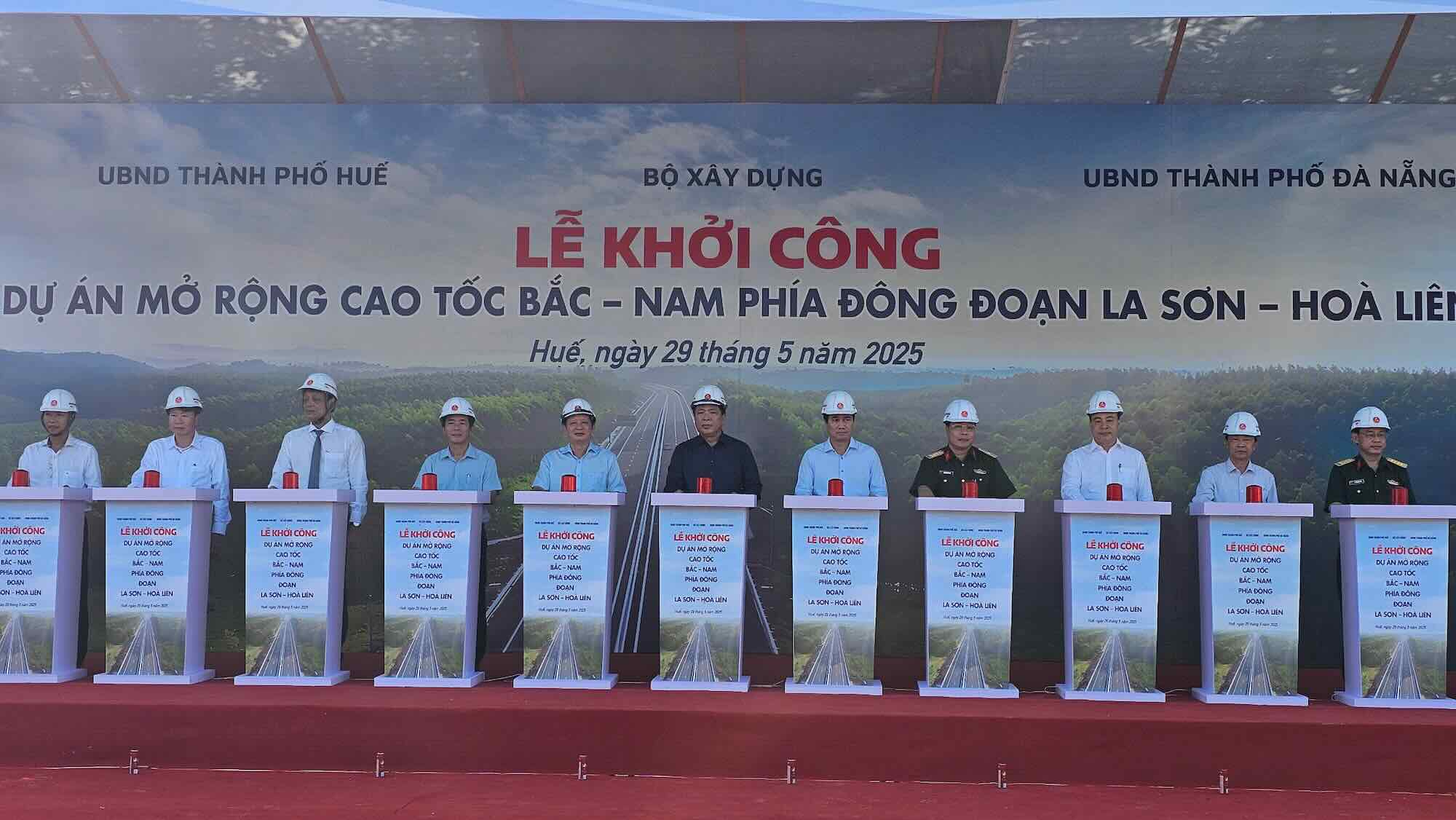 Presione el boton de inicio para expandir la autopista LA Son - Hoa Lien. Foto: Phuc Dat.