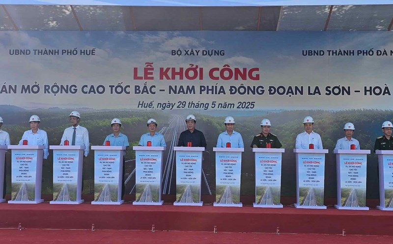 Press the button to start the expansion of La Son - Hoa Lien Expressway. Photo: Phuc Dat.