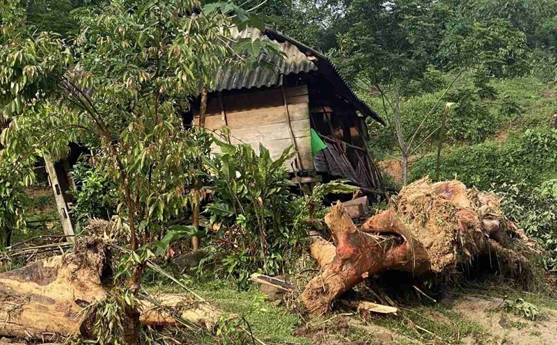 Houses were damaged after flash floods in Long Thang village, Hanh Dich commune, Que Phong district, Nghe An. Photo: Ngoc Anh