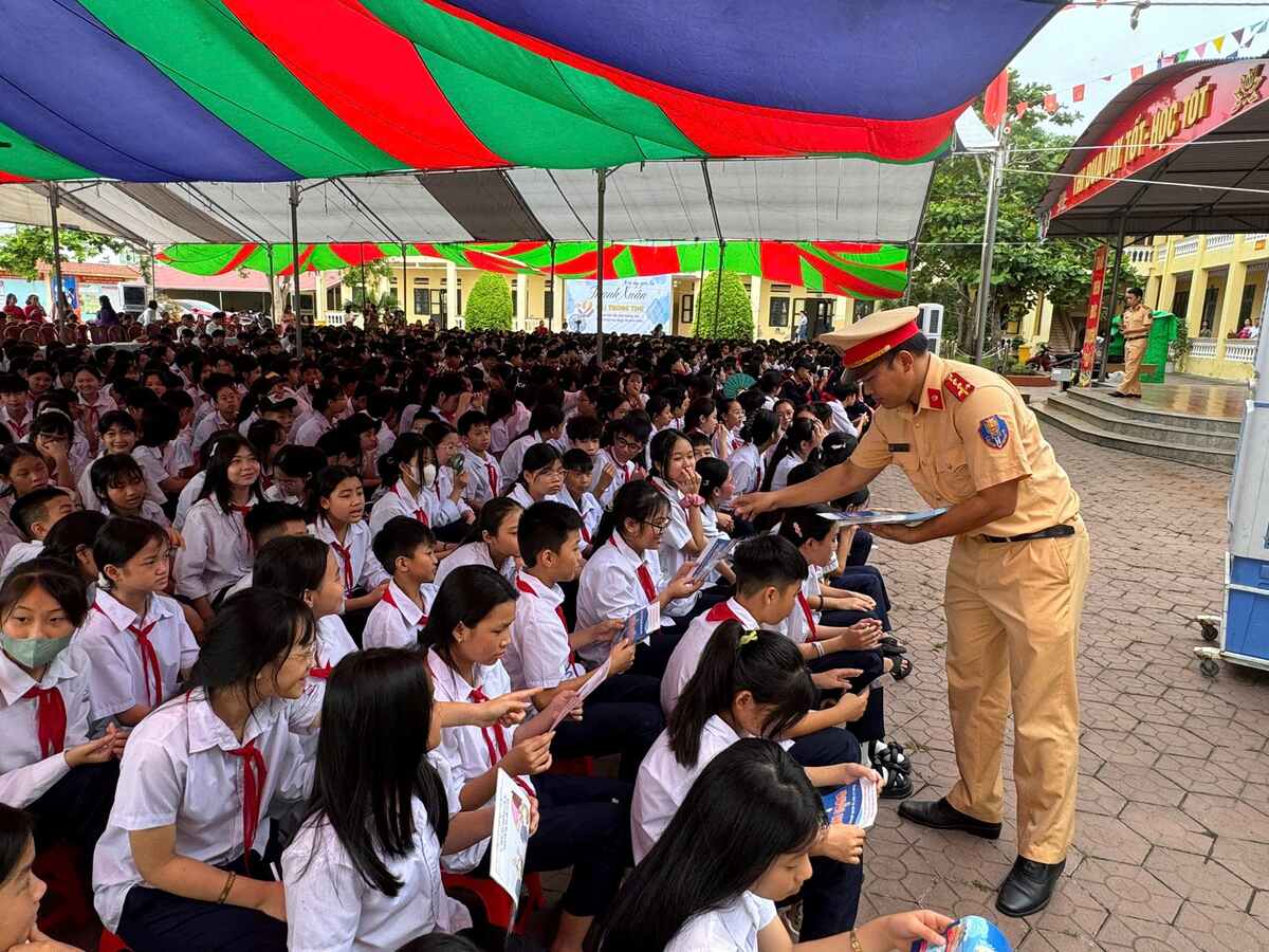 Waterway Police Team No. 2 promotes drowning prevention to more than 500 students in Chien Thang Commune (An Lao). Photo: Hai Phong City Police