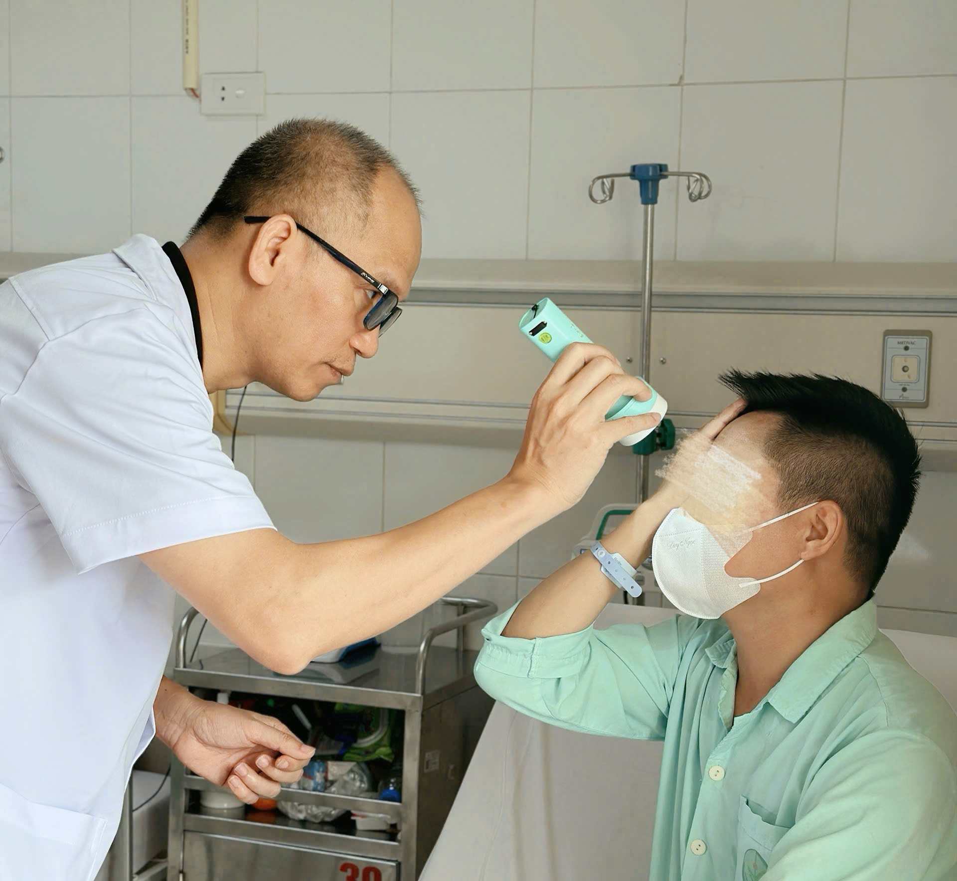 The doctor examined a patient who had a stroke when injecting beauty fillers at an unsanitary facility. Photo: Provided by the hospital