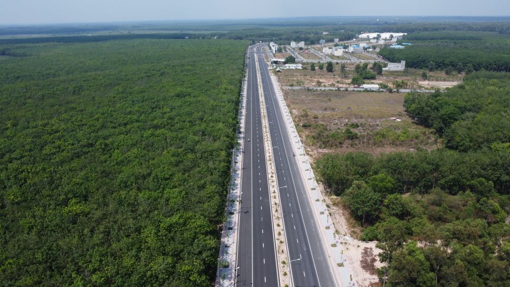 Approving the policy and approving the investor of Bac Tan Uyen 1 industrial park. Photo: Dinh Trong