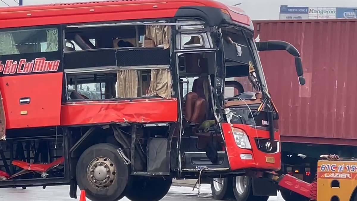 La escena del accidente entre la cama y los autos de contenedores en Binh Duong. Foto: Dinh Trong