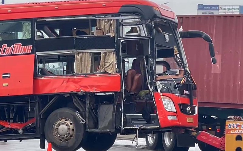 Scene of the accident between a sleeper bus and a container in Binh Duong. Photo: Dinh Trong
