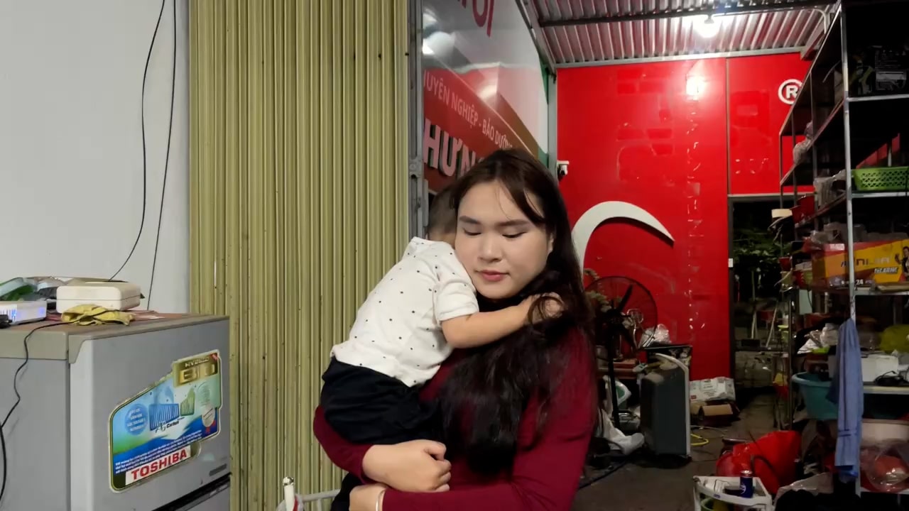 La presion de crianza perfecta hoy hace que los padres esten estresados ​​y cansados, a veces se sienten agotados. Foto: Huyen Trang