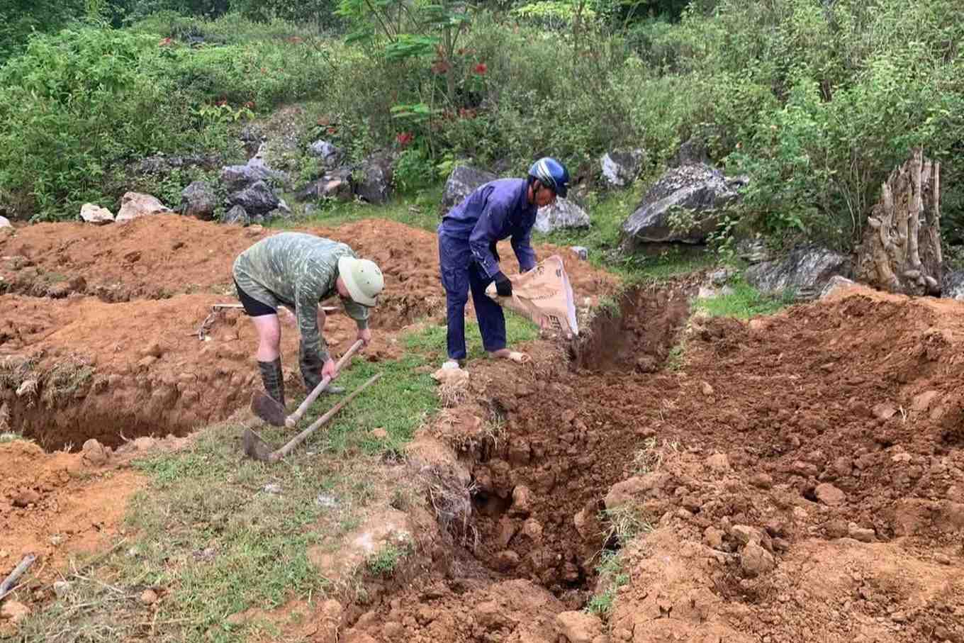 People in Anh Son district (Nghe An) dig holes to destroy dead pigs due to African swine fever. Photo: Ngoc Anh