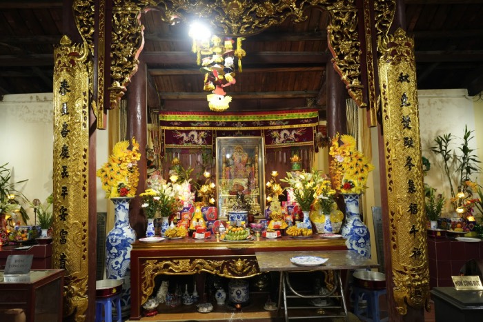 Khong gian trong Den Bac Le vua uy nghiem, lai vua linh thieng. Anh Quynh Trang