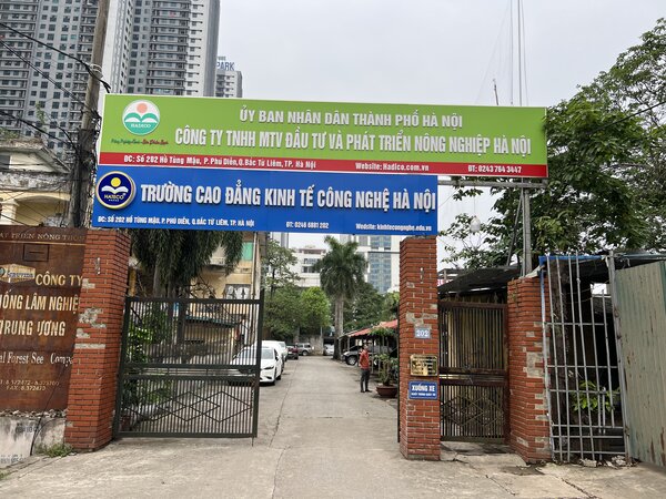Nhieu sinh vien Truong Cao dang Kinh te Cong nghe Ha Noi phan anh den Bao Lao Dong ve viec bat ngo bi dung viec hoc vo thoi han. Anh: PV