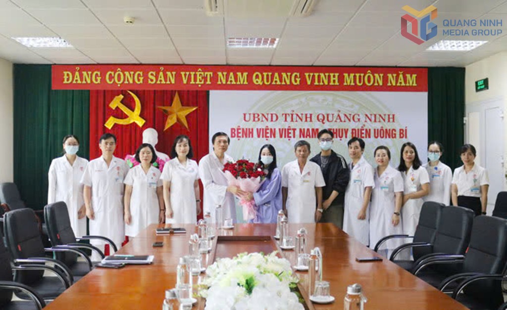 Doctors at Vietnam - Sweden Uong Bi Hospital congratulate the patient after the kidney transplant. Photo: Quang Ninh Media Center
