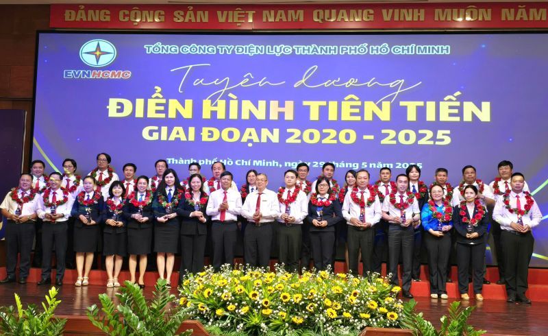 Các cá nhân tiêu biểu trong phong trào thi đua yêu nước của EVNHCMC được tuyên dương. Ảnh: Nam Dương