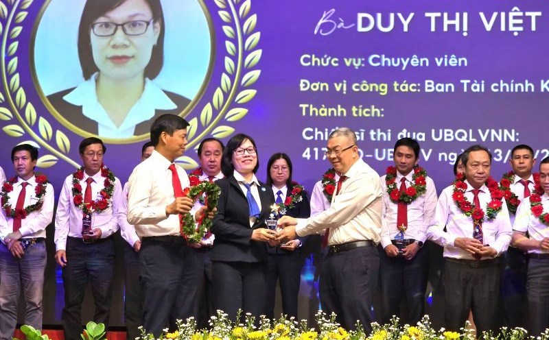 Mr. Nguyen Van Thanh - General Director of EVNHCMC (left front row) and Mr. Le Van Minh - Chairman of EVNHCMC Trade Union (left front row) - presented flowers and rewarded outstanding individuals in EVNHCMC's patriotic emulation movement. Photo: Nam Duong
