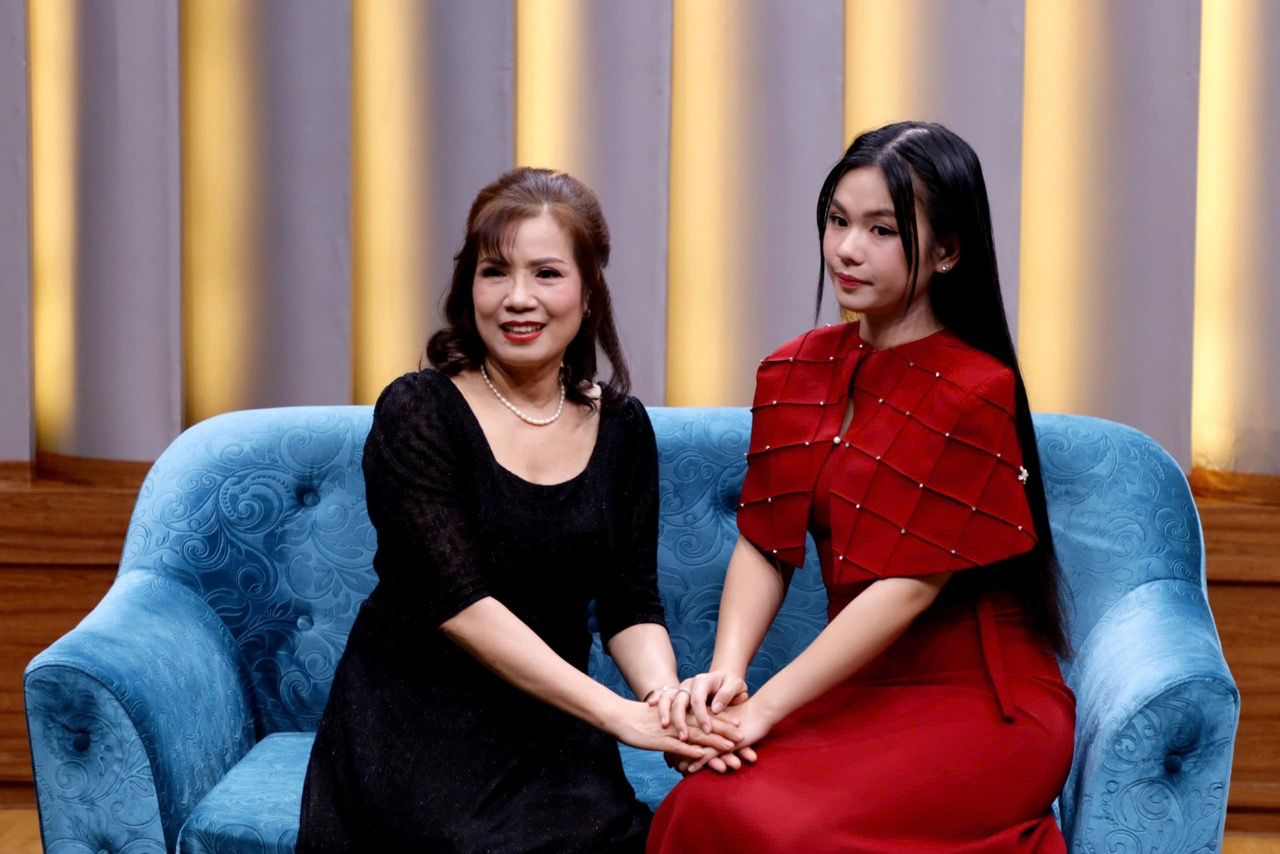 Ca sĩ Thủy Tiên và mẹ. Ảnh: Nhà sản xuất Jet.