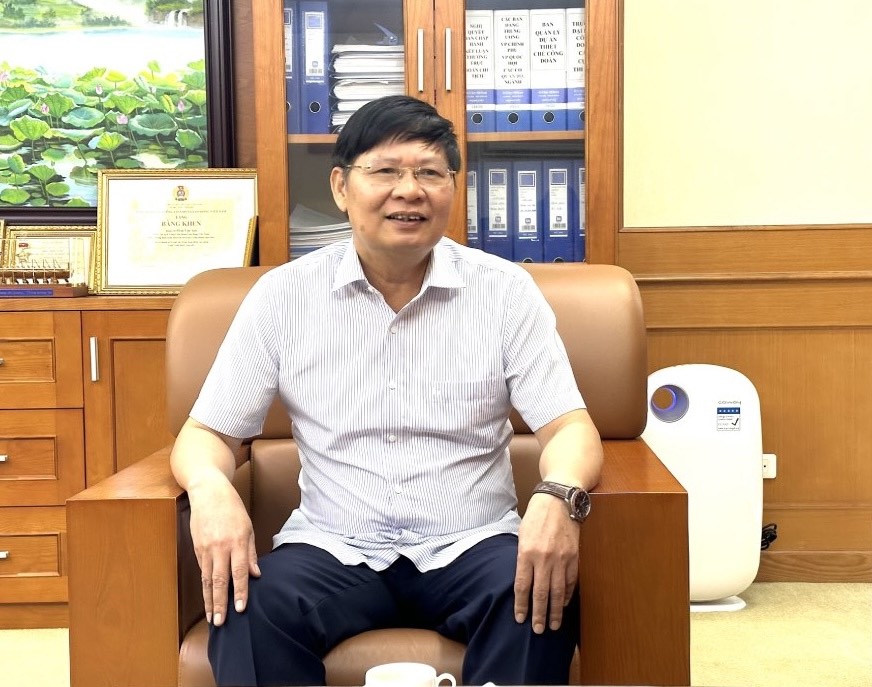 Pho Chu tich Tong LDLDVN Phan Van Anh trao doi voi phong vien Bao Lao Dong. Anh: Ha Anh