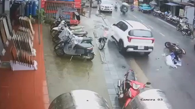 Va chạm giữa ôtô và 2 xe máy ở Sa Pa khiến cháu nhỏ tử vong