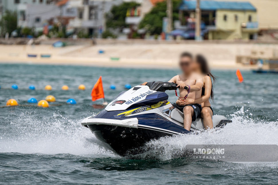 Tourists experience water motorbikes in the sea area of Nhon Hai fishing village (Quy Nhon city, Binh Dinh). Photo: Hoai Phuong