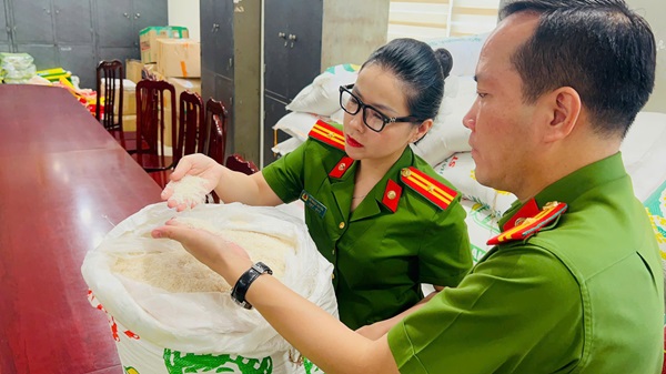 Cơ quan công an kiểm tra số gạo giả. Ảnh: CAHN