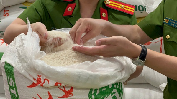 Gạo giả nhãn mác được cơ quan công an phát hiện. Ảnh: CAHN