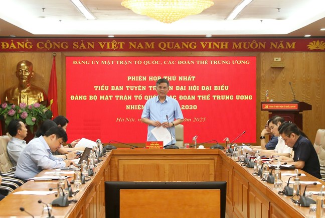 La escena de la primera sesion del subcomite de propaganda del Congreso del Partido con el Congreso del Frente de la Paterna, las organizaciones de masas centrales para el termino 2025-2030. Foto: Huong Diep