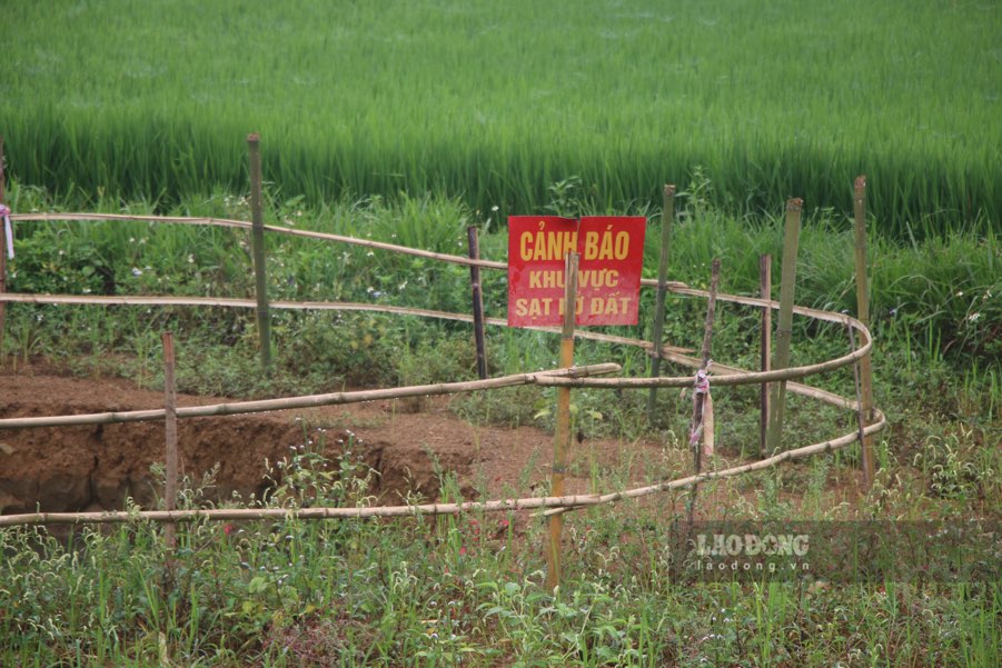 Khu vuc xung quanh xuat hien ho sau tren canh dong canh tac. Anh: Nguyen Hoan.