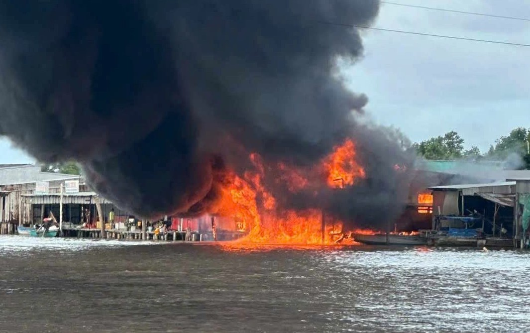 La estacion de servicio en Mui, Ca Mau se incendio, daño mas de 200 millones. Foto: Suministro de personas