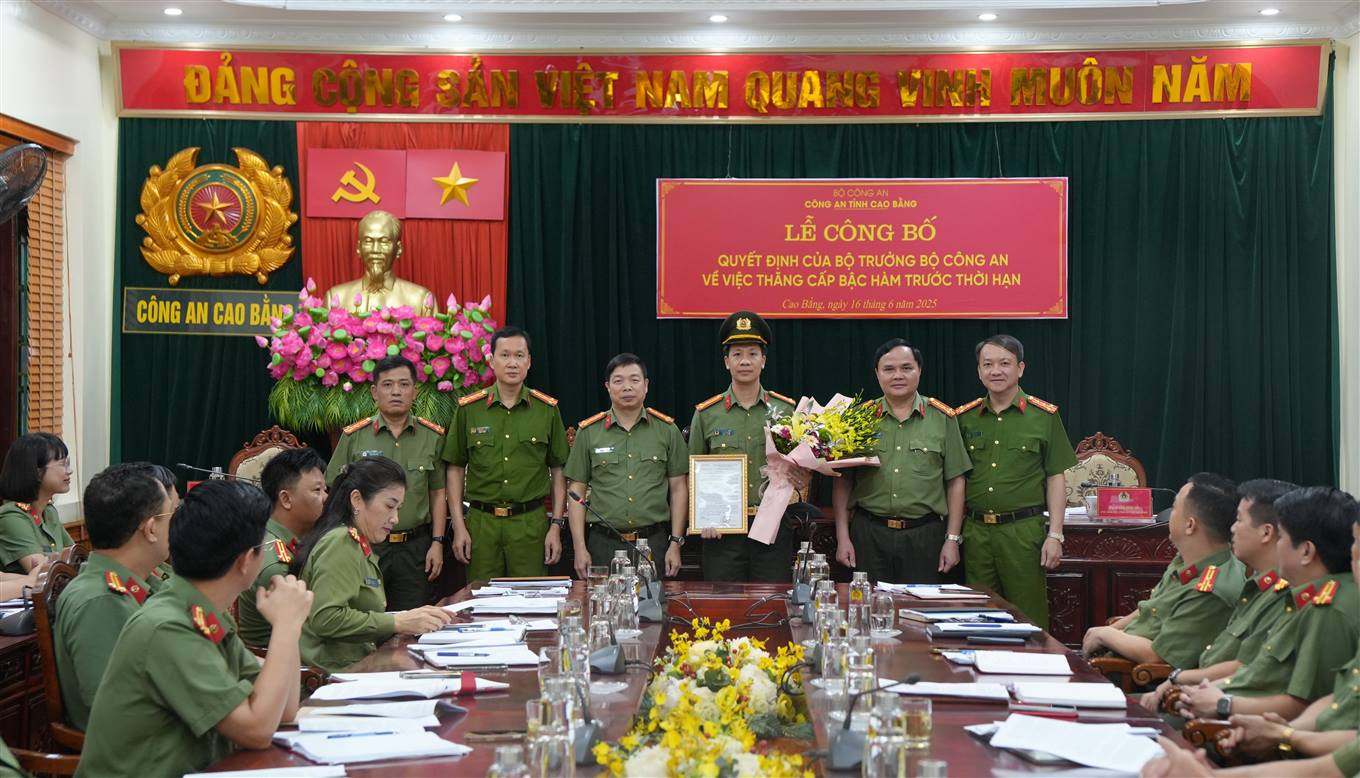 Tan Giam doc Cong an tinh Cao Bang (thu 3 tu trai sang) cung Ban Giam doc Cong an tinh chuc mung Thuong ta Le Thanh Binh duoc thang cap bac ham truoc thoi han. Anh: Cong an Cao Bang