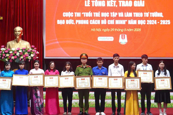 Nhung ca nhan tieu bieu nhan giai thuong cuoc thi. Anh: Van Cuong
