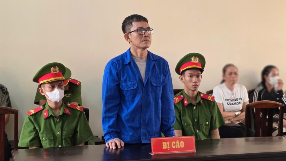 Dần nhiều lần đòi nợ người tình nhưng bị tránh mặt không trả. Ảnh: Văn Vũ