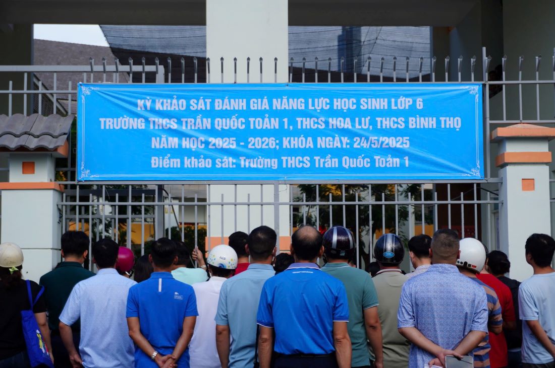 Los padres esperan frente a la puerta del examen de sexto grado en Thu Duc City el 24 de mayo. Foto: NHU Quynh