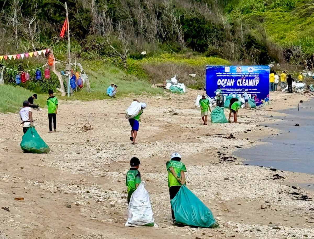 Cac tinh nguyen vien nho tuoi cung tham gia. Anh: Ngo Minh