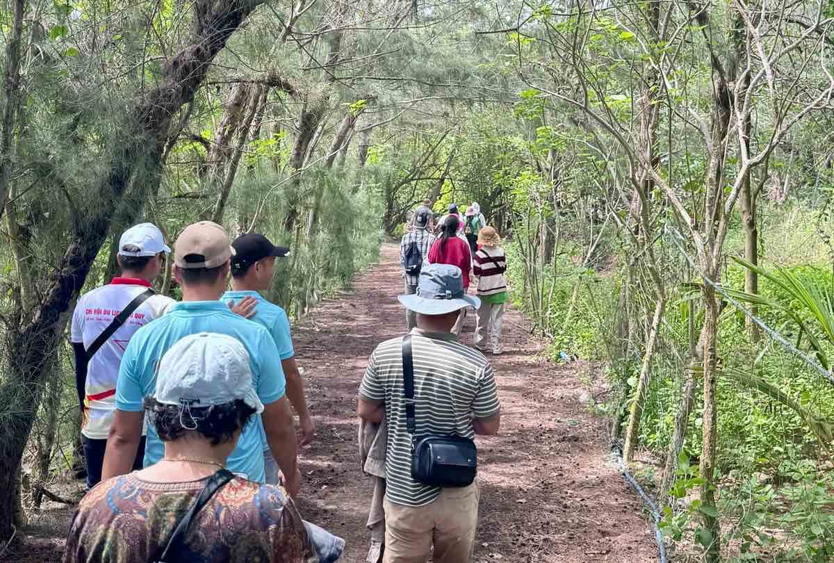 Khong chi lam sach bo bien ma cac con duong ben trong Hon Tranh cung duoc nhat rac va cac du khach cung tham gia. Anh: Ngo Minh