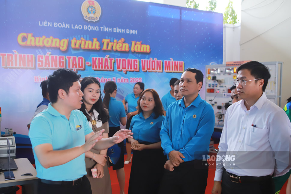 Ong Ha Duy Trung - Chu tich LDLD tinh Binh Dinh cung cac dai bieu tham quan trien lam. Anh: Hoai Phuong