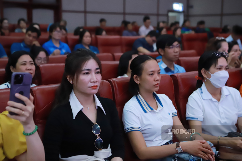 Doan vien, nguoi lao dong tham gia co vu cac thi sinh. Anh: Hoai Phuong