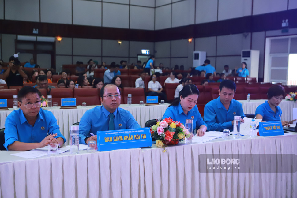 Ban giam khao hoi thi. Anh: Hoai Phuong