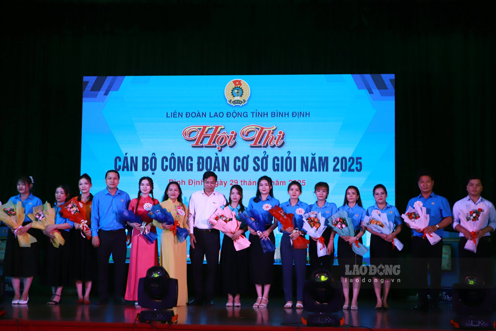 Lanh dao LDLD tinh va Ban Tuyen giao va Dan van Tinh uy tang hoa cho thi sinh tham gia hoi thi. Anh: Hoai Phuong