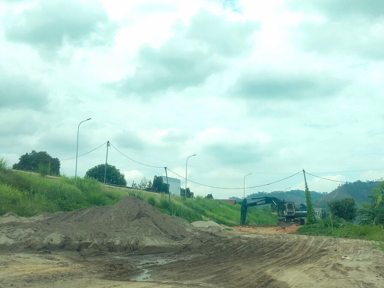 The high price of sand and other construction materials has put great pressure on businesses and people. Photo: Dang Tinh