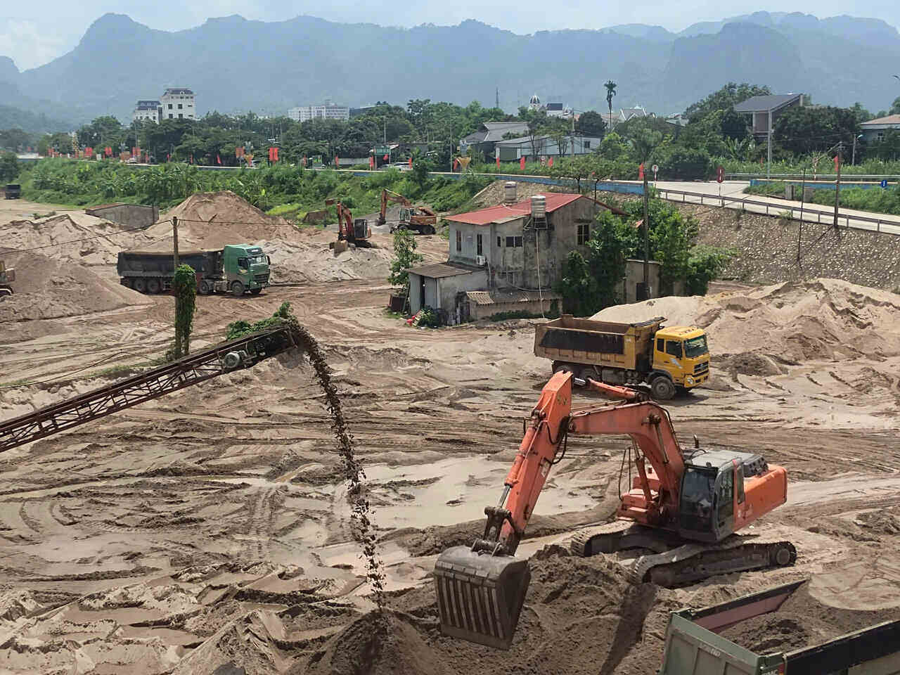Mot so bai cat tao Hoa Binh, Son La trong tinh trang khan hiem hang. Anh: Minh Nguyen