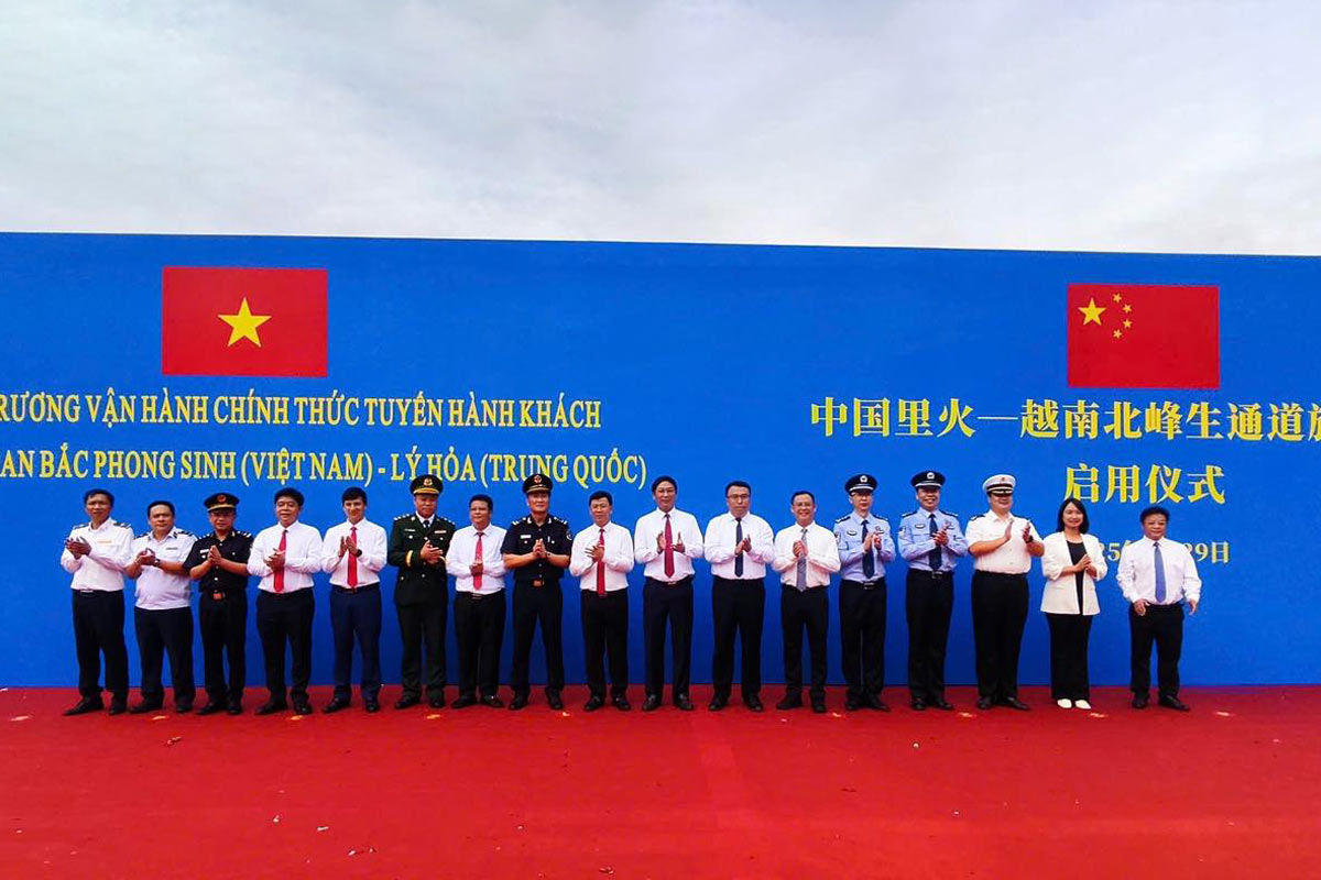 Delegates of the two localities' authorities at the Official Operation Ceremony of the Passenger route from the border to the border of Bac Phong Sinh (Vietnam) - Ly Hoa (China). Photo: Quang Ninh Media Center
