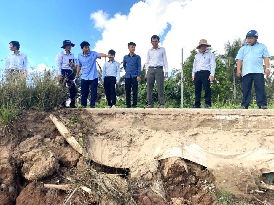 Doan cong tac kiem tra khu vuc sat lo tren tuyen de bao ta, huu huyen Cu Lao Dung (tinh Soc Trang).