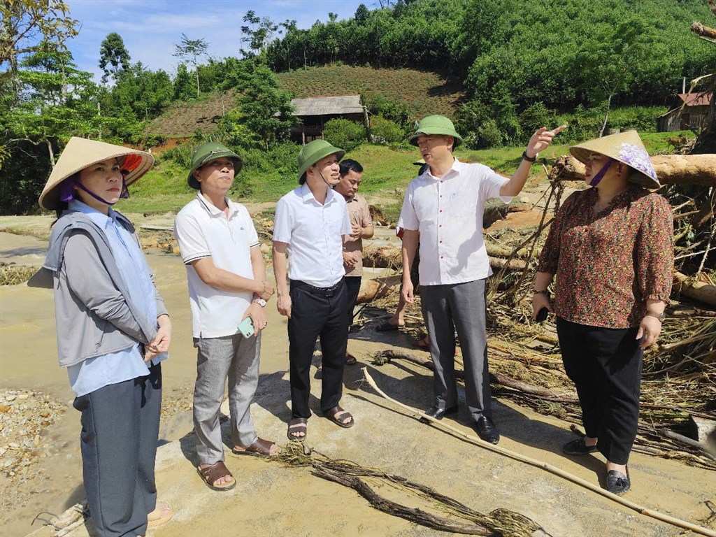 Cac thanh vien doan cong tac truc tiep kiem tra hien truong vu lu quet tai xa Hanh Dich. Anh: Dinh Duc